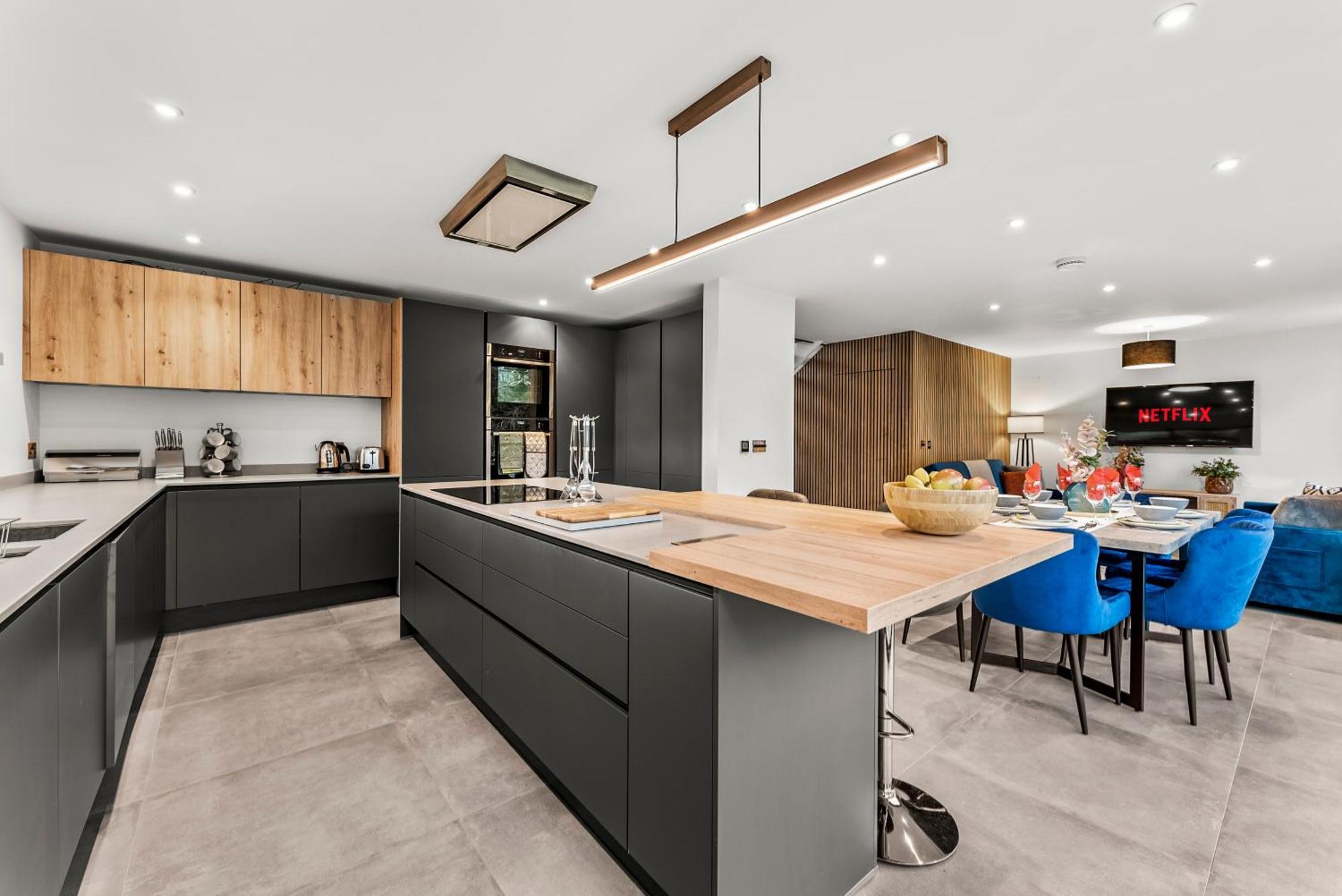 Elegant Retreat In Cheltenham - Garden & Parking Included Eksteriør bilde