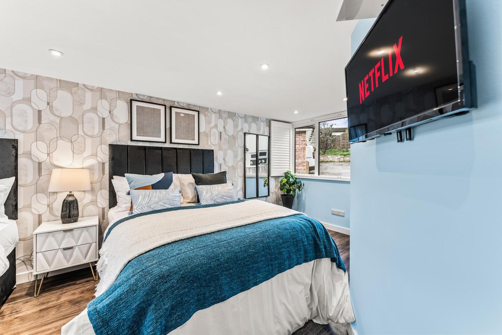Elegant Retreat In Cheltenham - Garden & Parking Included Eksteriør bilde