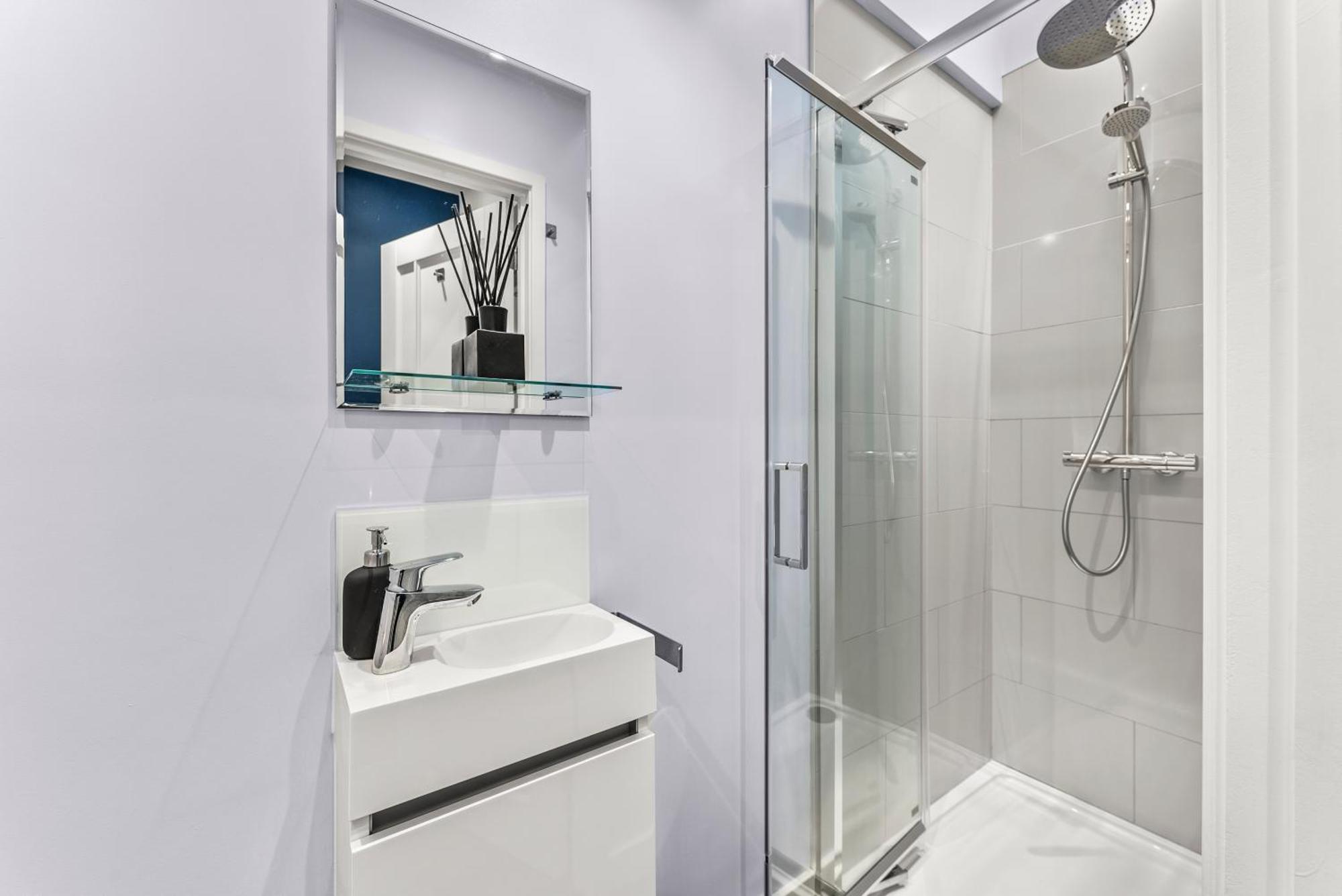 Elegant Retreat In Cheltenham - Garden & Parking Included Eksteriør bilde