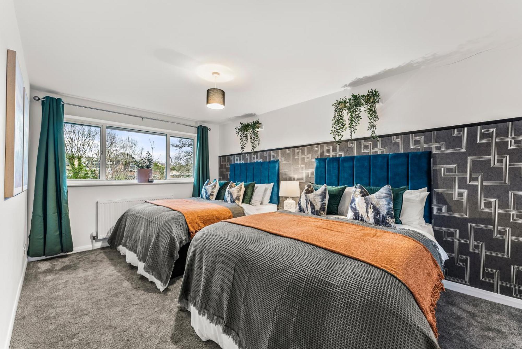 Elegant Retreat In Cheltenham - Garden & Parking Included Eksteriør bilde