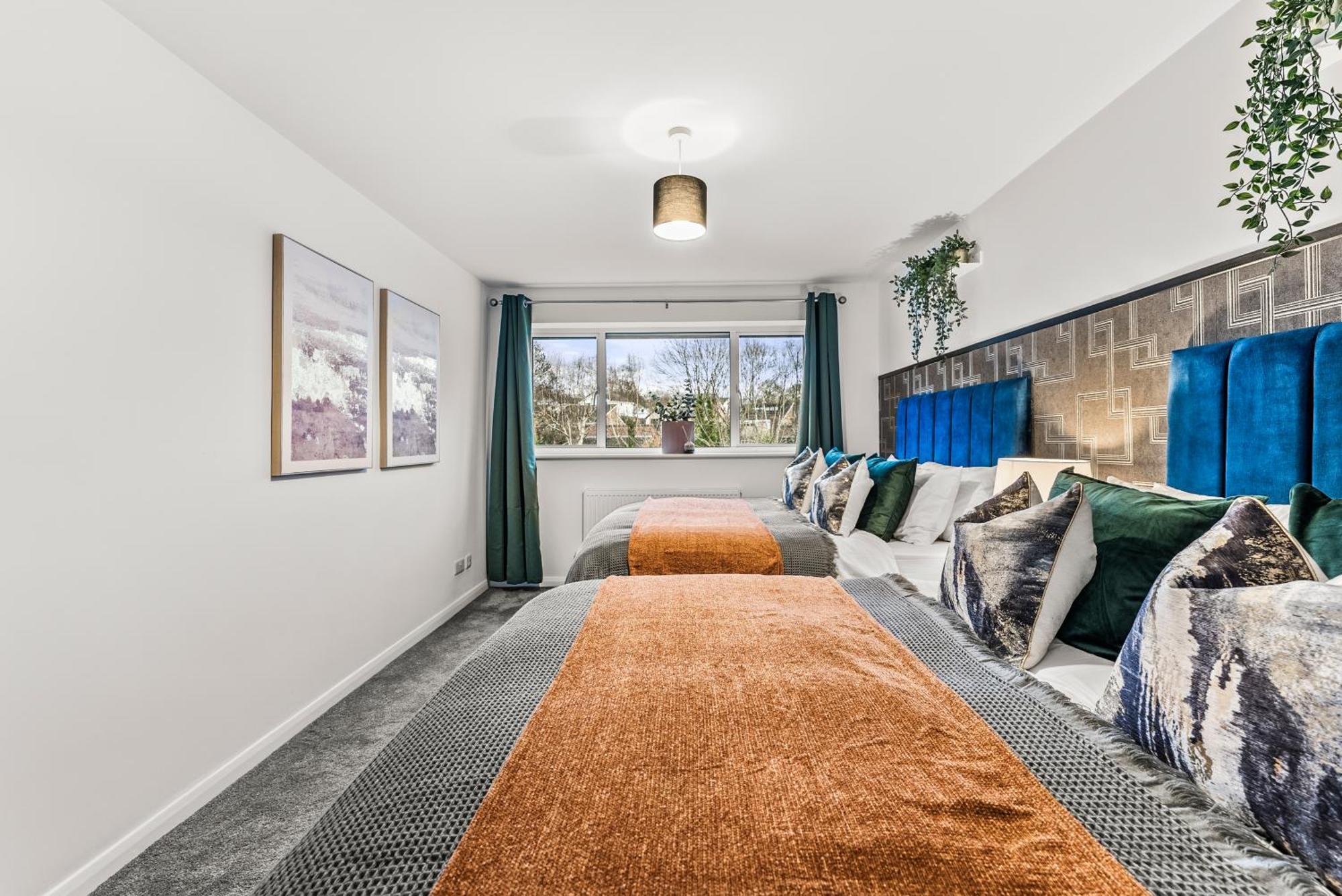 Elegant Retreat In Cheltenham - Garden & Parking Included Eksteriør bilde